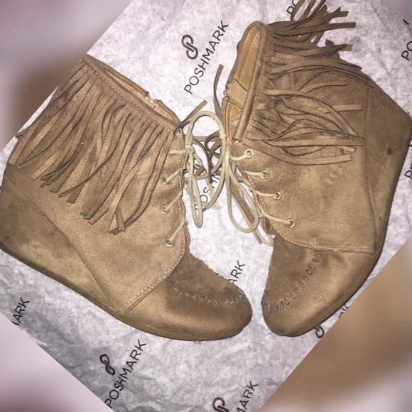 Fringe wedge boot